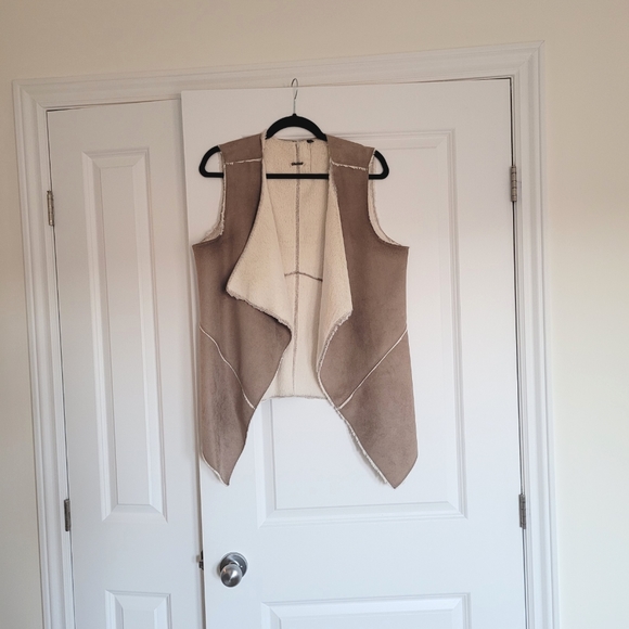 NWOT Guess Faux Sherpa Reversible Vest - Picture 5 of 15